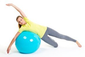 Ćwiczenie z piłką rehabilitacyjną - nogi, talia, plecy Ćwiczenie z piłką rehabilitacyjną - nogi, talia, plecy