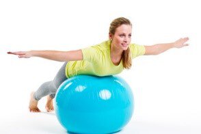 Ćwiczenie z piłką rehabilitacyjną mięśnie rąk, nóg, pleców i pośladków