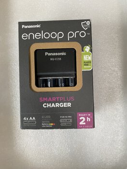 OUTLET Ładowarka akumulatorków Ni-MH Panasonic Eneloop BQ-CC55 + 4 x R6/AA Eneloop PRO 2500mAh BK-3HCDE EKO