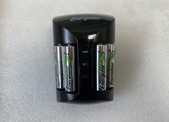 OUTLET Ładowarka akumulatorków Ni-MH Energizer PRO + 4 x R6/AA 2000 mAh