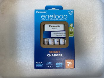OUTLET Ładowarka akumulatorków Ni-MH Panasonic Eneloop BQ-CC17 + 4 x R6/AA Eneloop 2000mAh BK-3MCDE