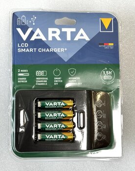 OUTLET Ładowarka do akumulatorków Ni-MH VARTA SMART CHARGER PLUS 57684 + 4 akumulatorki Varta 2100 mah AA OUTLET Ładowarka do akumulatorków Ni-MH VARTA SMART CHARGER PLUS 57684 + 4 akumulatorki Varta 2100 mah AA