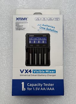 OUTLET Ładowarka do akumulatorów Li-ion 1,5V / 3,6 / 3,7V / Li-FePO4 / Ni-MH XTAR VX4 - zestaw z zasilaczem